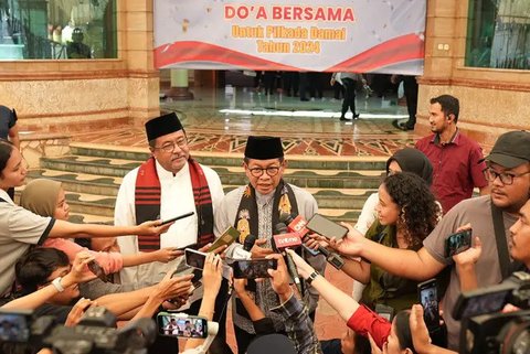 Tiga calon gubernur dan calon wakil gubernur, Ridwan Kamil-Suswono, Dharma Pongrekun-Kun Wardana, dan Pramono Anung-Rano Karno berfoto bersama usai mengikuti debat ketiga Pemilihan Kepala Dae