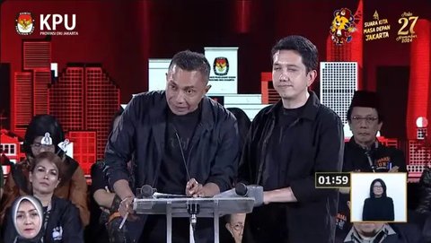 Tiga calon gubernur dan calon wakil gubernur, Ridwan Kamil-Suswono, Dharma Pongrekun-Kun Wardana, dan Pramono Anung-Rano Karno berfoto bersama usai mengikuti debat ketiga Pemilihan Kepala Dae