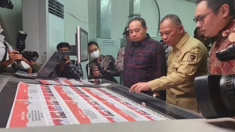 Pekerja menyortir dan melipat surat suara Pilkada DKI Jakarta 2024 di Gudang Logistik Komisi Pemilihan Umum (KPU) Jakarta Pusat, Rabu  (23/10/2024). (Liputan6.com/Angga Yuniar)