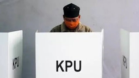 Pekerja menyortir dan melipat surat suara Pilkada DKI Jakarta 2024 di Gudang Logistik Komisi Pemilihan Umum (KPU) Jakarta Pusat, Rabu  (23/10/2024). (Liputan6.com/Angga Yuniar)