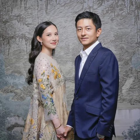 Romantis dan unik: Rio Haryanto gunakan helm balap di pemotretan prewedding bersama Athina Papadimitrou. [@indraleonardi @leonardiwedding].
