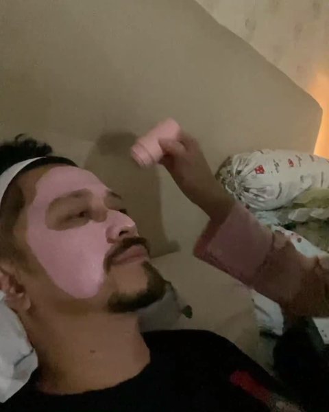 Ferry Maryadi Dipakaikan Masker - Perawatan ala Salon oleh Harleyava Princi, Muka Terlihat Pasrah