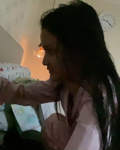 Ferry Maryadi Dipakaikan Masker - Perawatan ala Salon oleh Harleyava Princi, Muka Terlihat Pasrah