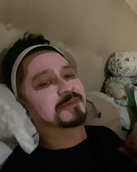 Ferry Maryadi Dipakaikan Masker - Perawatan ala Salon oleh Harleyava Princi, Muka Terlihat Pasrah