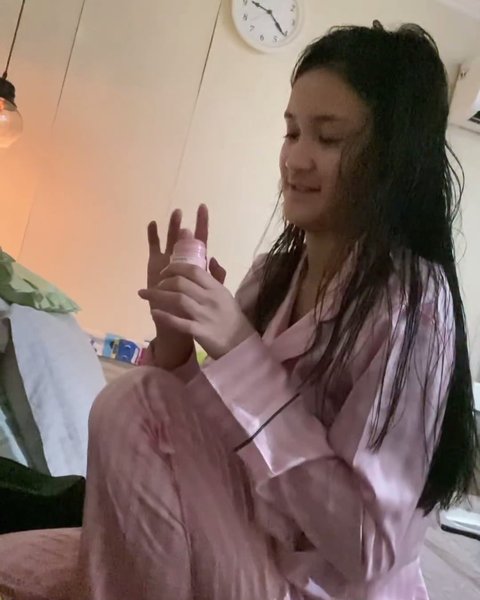 Ferry Maryadi Dipakaikan Masker - Perawatan ala Salon oleh Harleyava Princi, Muka Terlihat Pasrah