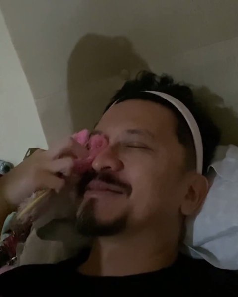 Ferry Maryadi Dipakaikan Masker - Perawatan ala Salon oleh Harleyava Princi, Muka Terlihat Pasrah