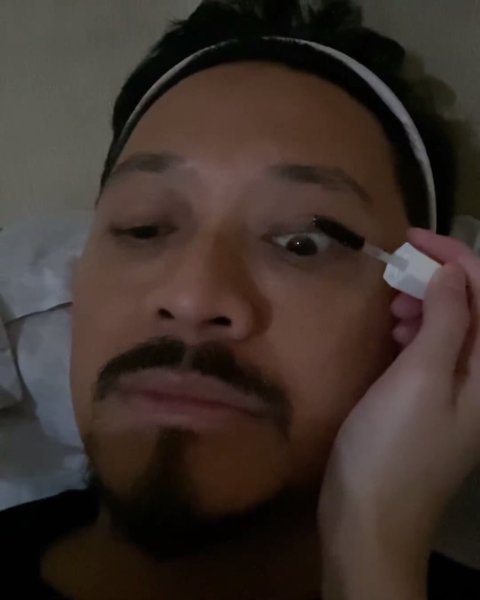 Ferry Maryadi Dipakaikan Masker - Perawatan ala Salon oleh Harleyava Princi, Muka Terlihat Pasrah