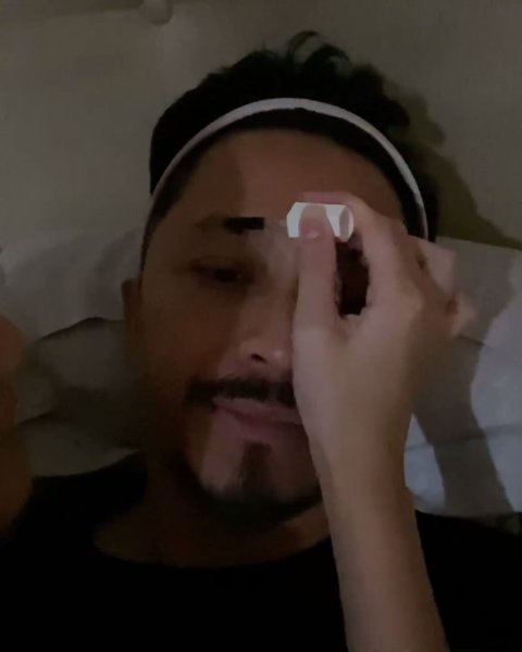 Ferry Maryadi Dipakaikan Masker - Perawatan ala Salon oleh Harleyava Princi, Muka Terlihat Pasrah