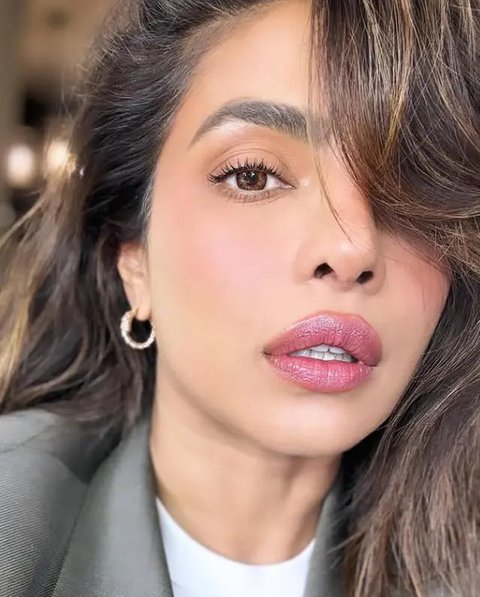 Ia memperlihatkan bahwa kecantikan bukanlah tentang mengikuti tren, melainkan tentang bagaimana kita bisa merasa percaya diri dan nyaman dengan diri kita sendiri.  [@therealdisastr].