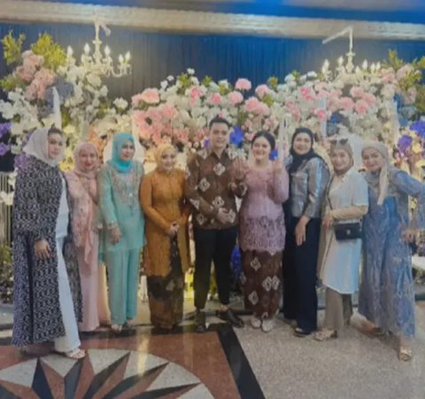 Penampilan Muzdalifah di tunangan anaknya (Foto: Instagram @Muzdalifah999)