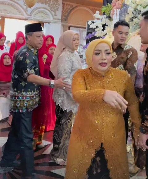 Penampilan Muzdalifah di tunangan anaknya (Foto: Instagram @Muzdalifah999)