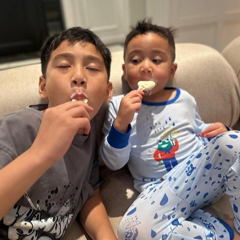 Potret Rafathar & Rayyanza Makan Es Krim Bareng, Netizen Salfok Perut Cipung yang Makin Gemoy Banget