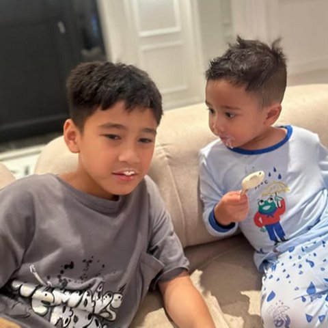 Potret Rafathar & Rayyanza Makan Es Krim Bareng, Netizen Salfok Perut Cipung yang Makin Gemoy Banget