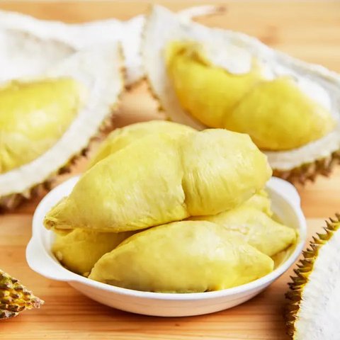 Buah durian terlihat di kafe Mao Shan Wang di Singapura (26/1). Restoran yang menyediakan beragam aneka rasa durian ini telah menarik banyak pengunjung untuk datang mencicipi buah durian d