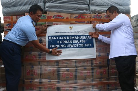 FOTO: Menteri Imipas Kirimkan Bantuan Kemanusiaan untuk Korban Erupsi Gunung Lewotobi Laki-Laki Pakai Hercules