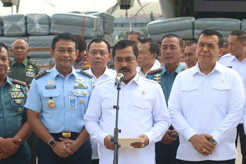 FOTO: Menteri Imipas Kirimkan Bantuan Kemanusiaan untuk Korban Erupsi Gunung Lewotobi Laki-Laki Pakai Hercules