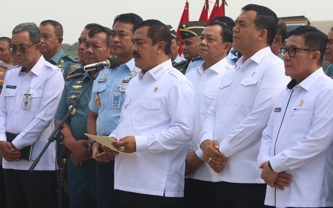 FOTO: Menteri Imipas Kirimkan Bantuan Kemanusiaan untuk Korban Erupsi Gunung Lewotobi Laki-Laki Pakai Hercules