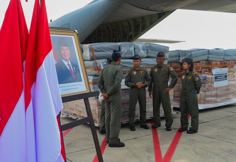 FOTO: Menteri Imipas Kirimkan Bantuan Kemanusiaan untuk Korban Erupsi Gunung Lewotobi Laki-Laki Pakai Hercules