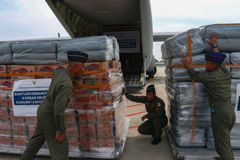 FOTO: Menteri Imipas Kirimkan Bantuan Kemanusiaan untuk Korban Erupsi Gunung Lewotobi Laki-Laki Pakai Hercules