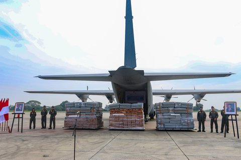 FOTO: Menteri Imipas Kirimkan Bantuan Kemanusiaan untuk Korban Erupsi Gunung Lewotobi Laki-Laki Pakai Hercules