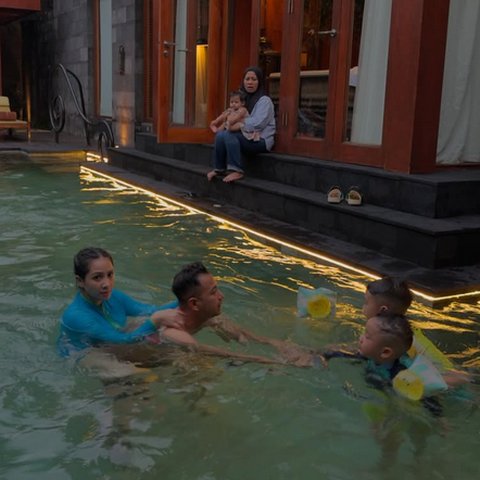 Potret Keluarga 'Sultan Andara' Berenang Bareng, Nagita Gelendotan ke Raffi Ahmad & Baby Lily Dipangku Sus Rini