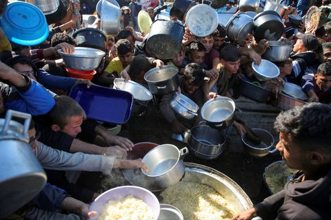 Anak-anak kelaparan Jalur Gaza mengantre makanan.