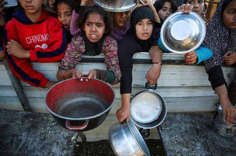 FOTO: Rintih dan Tangis Anak-Anak Kelaparan di Jalur Gaza Berebut Makanan