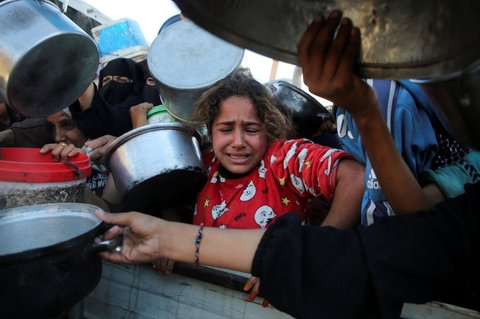 FOTO: Rintih dan Tangis Anak-Anak Kelaparan di Jalur Gaza Berebut Makanan