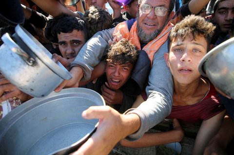 FOTO: Rintih dan Tangis Anak-Anak Kelaparan di Jalur Gaza Berebut Makanan