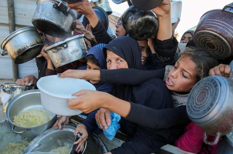 FOTO: Rintih dan Tangis Anak-Anak Kelaparan di Jalur Gaza Berebut Makanan