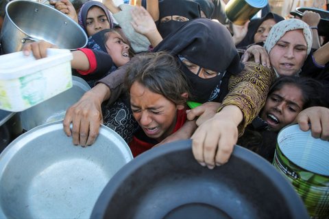 FOTO: Rintih dan Tangis Anak-Anak Kelaparan di Jalur Gaza Berebut Makanan