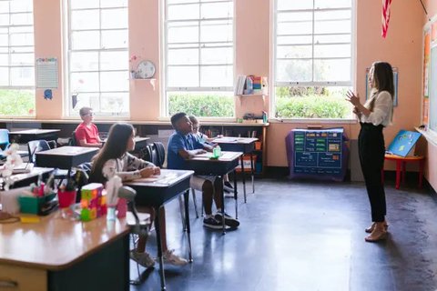 Sejumlah guru, mahasiswa dan siswa-siswi mengikuti Upacara Peringatan HUT PGRI ke-74 dan Hari Guru Nasional 2019 di Kemendikbud, Jakarta, Senin (25/11/2019). (Liputan6.com/Johan Tallo)