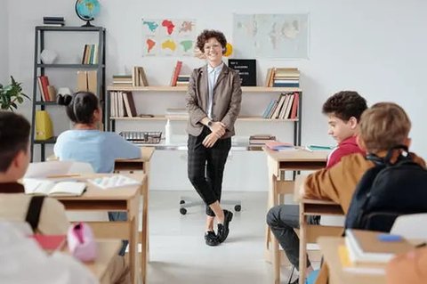 Sejumlah guru, mahasiswa dan siswa-siswi mengikuti Upacara Peringatan HUT PGRI ke-74 dan Hari Guru Nasional 2019 di Kemendikbud, Jakarta, Senin (25/11/2019). (Liputan6.com/Johan Tallo)