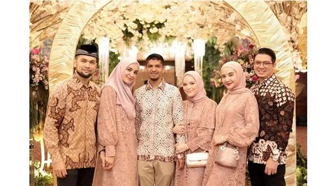 Potret Zaskia dan Shireen Sungkar kondanganbareng, kompak dengan keluarga besar. (sumber: Instagram/shireensungkar)