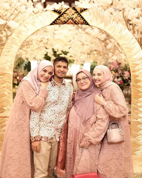 Potret Zaskia dan Shireen Sungkar kondanganbareng, kompak dengan keluarga besar. (sumber: Instagram/shireensungkar)