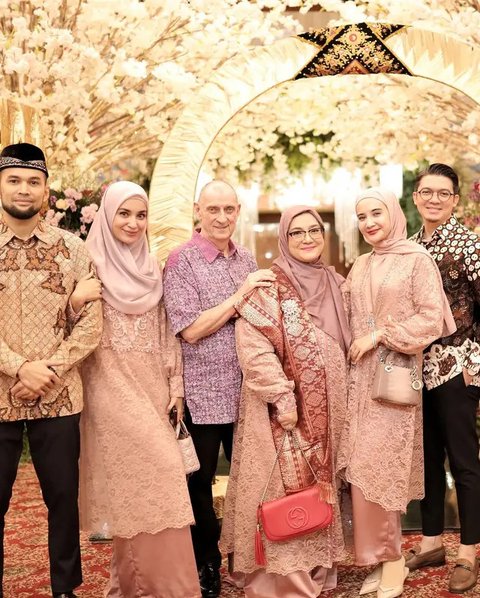 Potret Zaskia dan Shireen Sungkar kondanganbareng, kompak dengan keluarga besar. (sumber: Instagram/shireensungkar)