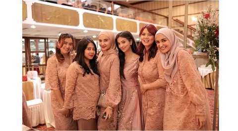 Potret Zaskia dan Shireen Sungkar kondanganbareng, kompak dengan keluarga besar. (sumber: Instagram/shireensungkar)
