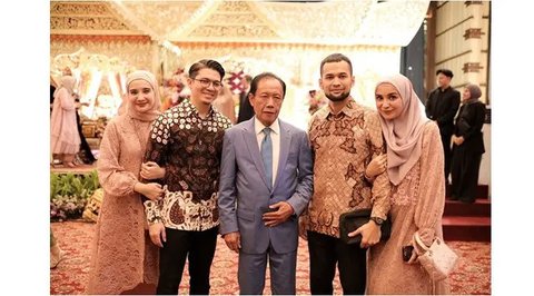 Potret Zaskia dan Shireen Sungkar kondanganbareng, kompak dengan keluarga besar. (sumber: Instagram/shireensungkar)