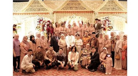 Potret Zaskia dan Shireen Sungkar kondanganbareng, kompak dengan keluarga besar. (sumber: Instagram/shireensungkar)
