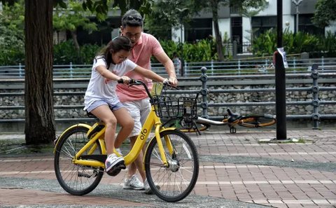 Iustrasi ayah bersama anak perempuannya. (Foto oleh Josh Willink: https://www.pexels.com/id-id/foto/kemeja-crew-neck-biru-dan-putih-pria-2701585/)
