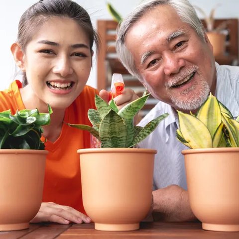 Iustrasi ayah bersama anak perempuannya. (Foto oleh Josh Willink: https://www.pexels.com/id-id/foto/kemeja-crew-neck-biru-dan-putih-pria-2701585/)