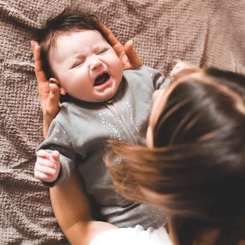 Iustrasi ayah bersama anak perempuannya. (Foto oleh Josh Willink: https://www.pexels.com/id-id/foto/kemeja-crew-neck-biru-dan-putih-pria-2701585/)