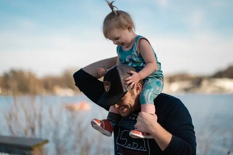 Iustrasi ayah bersama anak perempuannya. (Foto oleh Josh Willink: https://www.pexels.com/id-id/foto/kemeja-crew-neck-biru-dan-putih-pria-2701585/)
