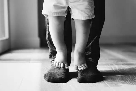 Iustrasi ayah bersama anak perempuannya. (Foto oleh Josh Willink: https://www.pexels.com/id-id/foto/kemeja-crew-neck-biru-dan-putih-pria-2701585/)