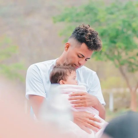 Iustrasi ayah bersama anak perempuannya. (Foto oleh Josh Willink: https://www.pexels.com/id-id/foto/kemeja-crew-neck-biru-dan-putih-pria-2701585/)
