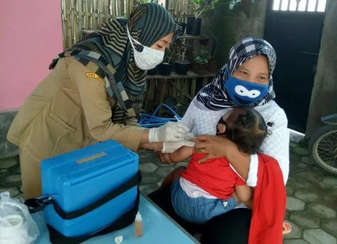 Imunisasi polio untuk anak di Surabaya. (Istimewa)