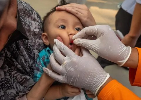 Imunisasi polio untuk anak di Surabaya. (Istimewa)