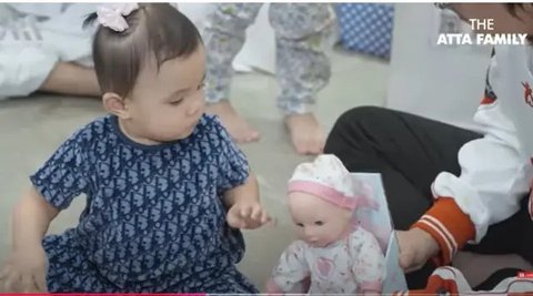 Kaesang Pangarep dan Erina Gudono Beri Kado untuk Azura Putri Aurel Hermansyah, Isinya Bikin Gemas.  foto: Youtube AH