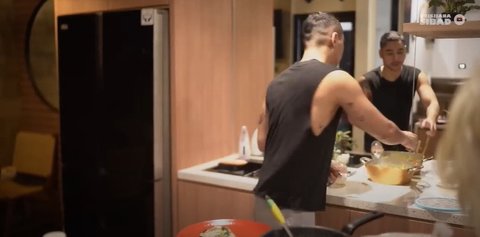 8 Potret Dapur Siti Badriah yang Jarang Tersorot, Konsep Open Space - Nuansa Hangat Sentuhan Kayu