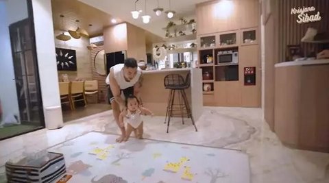 8 Potret Dapur Siti Badriah yang Jarang Tersorot, Konsep Open Space - Nuansa Hangat Sentuhan Kayu